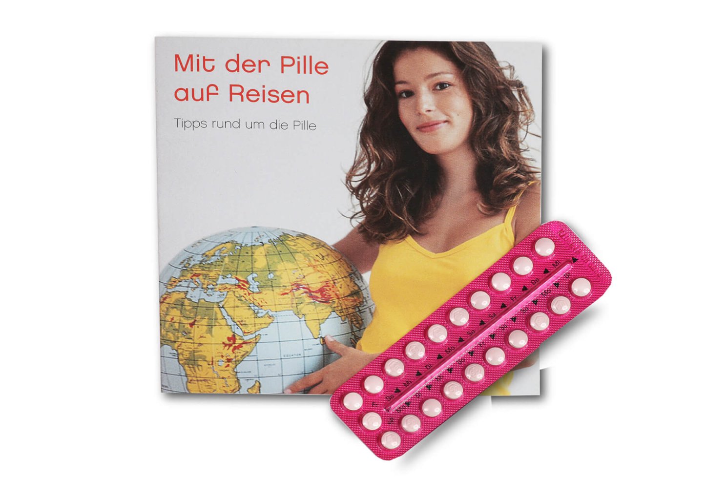 Eine Frau mit einem Globus in der Hand steht neben einem B&uuml;chlein mit dem Titel "Mit der Pille auf Reisen", das eine rosafarbene Blisterpackung mit Antibabypillen enth&auml;lt - der perfekte Ferien-Check f&uuml;r Ihre Reiseutensilien.