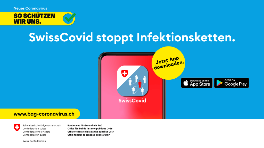 SwissCovid App-Werbung auf Deutsch mit dem Text "SwissCovid stoppt Infektionsketten." Betont Contact Tracing und empfiehlt den Download aus dem App Store oder Google Play. Offizielle Logos und ein Smartphone mit der App sind zu sehen.