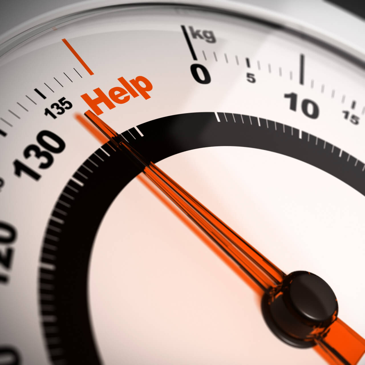 Eine Nahaufnahme einer Waage, bei der die Zahlen bei 135 kg durch das Wort "Hilfe" in roter Schrift ersetzt sind, was die Sorge um ein hohes Gewicht und den Kampf um das Gleichgewicht im Alltag verdeutlicht.
