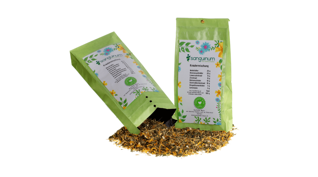 Zwei gr&uuml;ne Papiers&auml;cke mit Kr&auml;utertee, beschriftet mit Sangunum, wobei ein Sack aufrecht steht und der andere umgekippt ist und die getrockneten Kr&auml;uter auf eine wei&szlig;e Fl&auml;che fallen. Auf der Verpackung sind Blumenmuster und eine Zutatenliste abgebildet.
