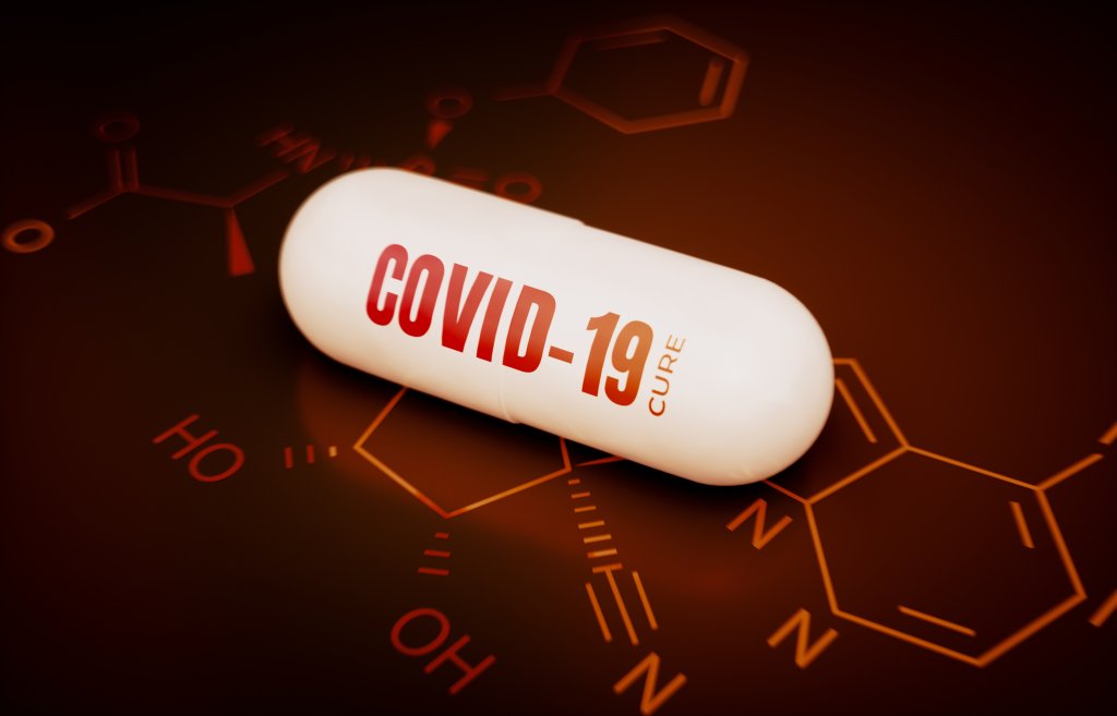 Eine weiße Kapsel mit der Aufschrift "COVID-19 Cure" ruht auf einem abstrakten, orangefarbenen Hintergrund mit chemischen Strukturdiagrammen, die die Hoffnung auf die Entwicklung von COVID-19-Medikamenten symbolisieren.