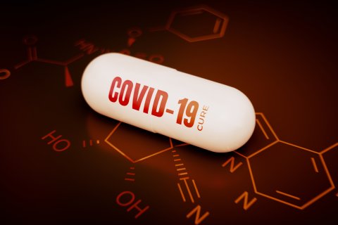 Eine wei&szlig;e Kapsel mit der Aufschrift "COVID-19 Cure" ruht auf einem abstrakten, orangefarbenen Hintergrund mit chemischen Strukturdiagrammen, die die Hoffnung auf die Entwicklung von COVID-19-Medikamenten symbolisieren.