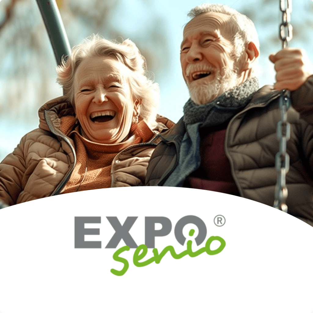 Zwei ältere Erwachsene lachen gemeinsam auf einer Schaukel im Freien, warm gekleidet in Jacken. Am unteren Rand des Bildes befindet sich das EXPO-Senior-Logo und der Hinweis auf den Stand 18 in Halle 37, der Sie zu einem Besuch der Expo Senio einlädt.