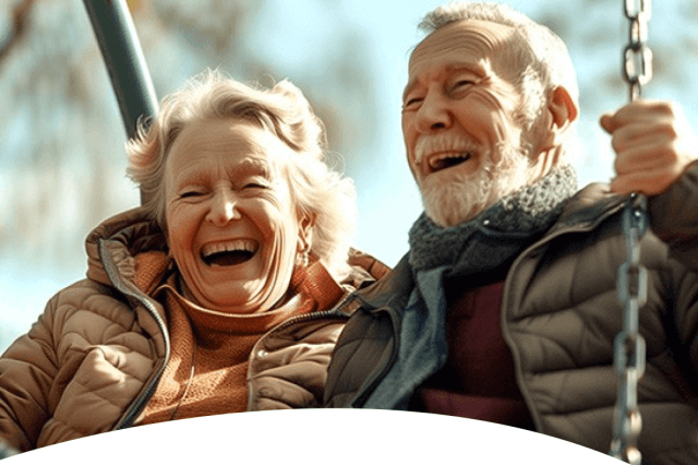 Zwei &auml;ltere Erwachsene lachen gemeinsam auf einer Schaukel im Freien, warm gekleidet in Jacken. Am unteren Rand des Bildes befindet sich das EXPO-Senior-Logo und der Hinweis auf den Stand 18 in Halle 37, der Sie zu einem Besuch der Expo Senio einl&auml;dt.