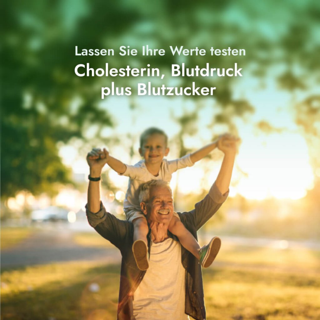 Ein &auml;lterer Mann tr&auml;gt ein l&auml;chelndes Kind auf seinen Schultern im Freien, dar&uuml;ber steht ein deutscher Text &uuml;ber Blutzucker, Blutdruck und Cholesterin testen. Der sonnenbeschienene Hintergrund ist sanft verschwommen, wodurch eine warme und fr&ouml;hliche Szene entsteht.