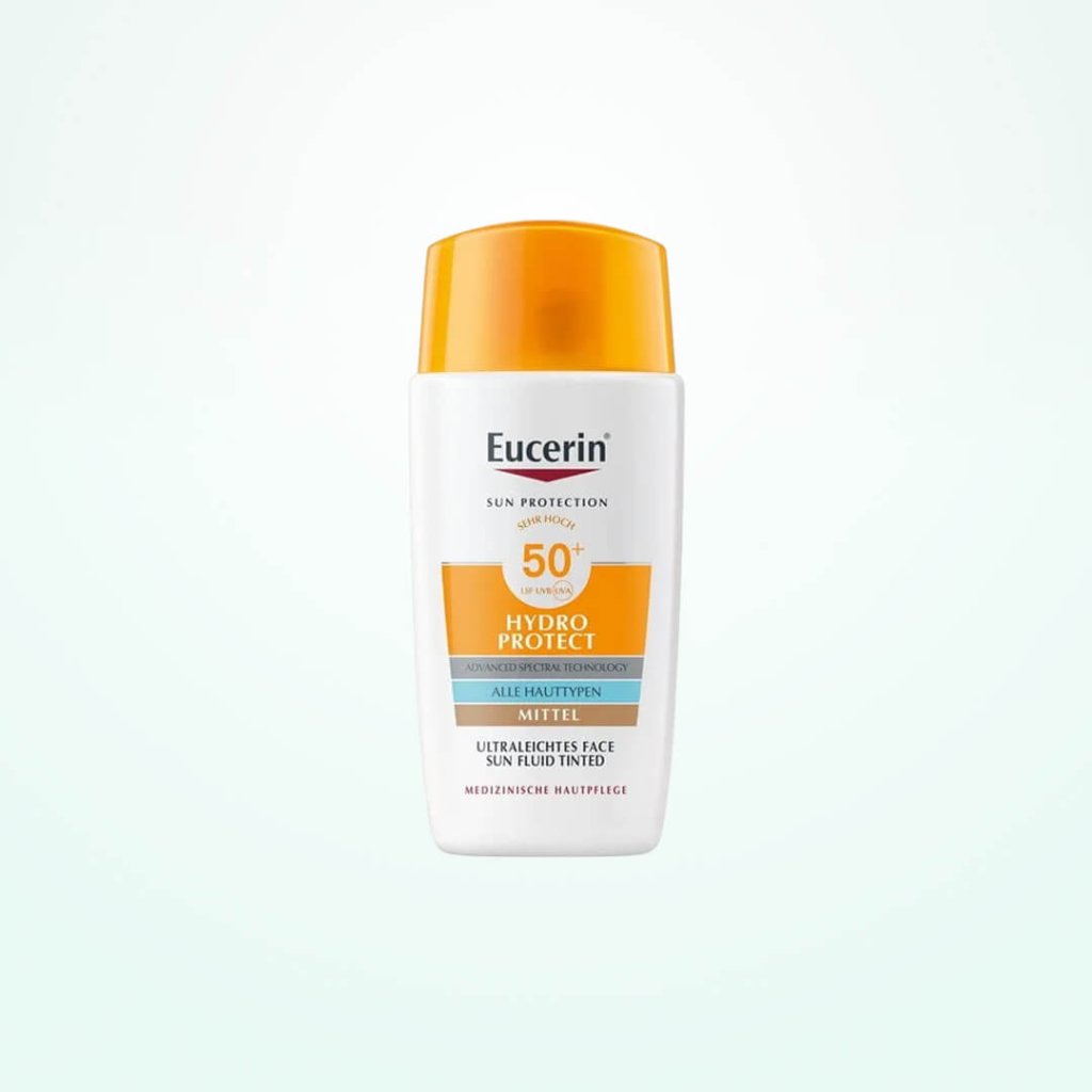 Eine Flasche Eucerin Sonnenprodukte Sun Protection Hydro Protect SPF 50+ Gesichtssonnenschutz mit orangefarbener Kappe und weißem Behälter ist vor einem hellen, einfarbigen Hintergrund abgebildet.