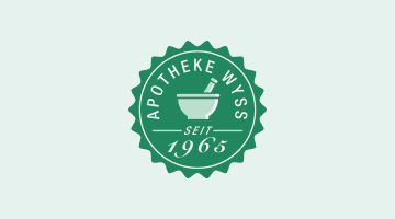 Gr&uuml;nes Emblem mit gewelltem Rand. Im Inneren ist eine Grafik mit M&ouml;rser und St&ouml;&szlig;el zu sehen. Oben steht der Schriftzug &bdquo;APOTHEKE WYSS&ldquo; und unterhalb des Bildes &bdquo;SEIT 1965&ldquo;, alles auf hellem Hintergrund.