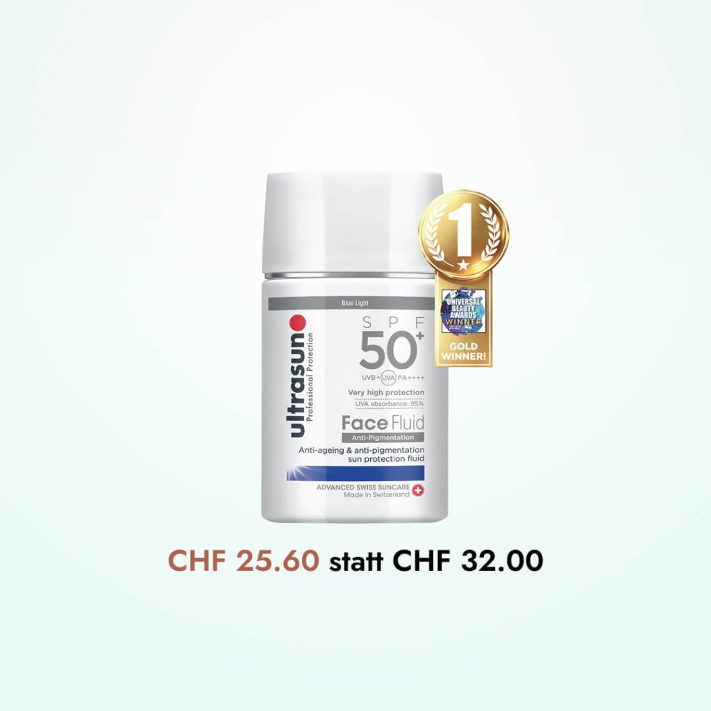 Eine Flasche Ultrasun Face Fluid SPF 50+ mit einer goldenen Plakette daneben. Der Text darunter zeigt einen reduzierten Preis: CHF 25.60 statt CHF 32.00. Der Hintergrund ist hell mit einem dezenten Farbverlauf, daneben Magnesium Biomed für das tägliche Wohlbefinden.