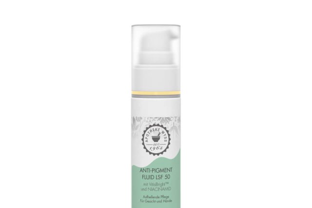 Eine wei&szlig;e Pumpflasche mit dem Produkt &bdquo;Anti-Pigment Fluid SPF 50&ldquo;, versehen mit einem hellgr&uuml;nen Etikett und silbernen Akzenten, speziell f&uuml;r empfindliche und pigmentierte Haut entwickelt. Das Etikett zeigt ein rundes Logo sowie Produktinformationen in Englisch und Arabisch.