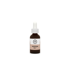 Eine braune Tropfflasche mit der Aufschrift „Koffein 5 %“ steht aufrecht vor einem schlichten weißen Hintergrund und vermittelt den klaren, professionellen Eindruck, wie man ihn oft bei einer eigenen Kosmetiklinie aus der Apotheke findet.