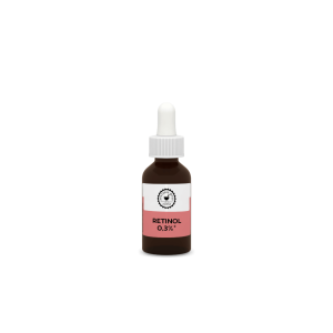 Eine kleine braune Flasche mit einem weißen Tropfverschluss und der Aufschrift „Retinol 0,3 %“ steht aufrecht vor einem schlichten weißen Hintergrund und vermittelt den Eindruck von Premium-Qualität, wie man sie oft bei einer eigenen Kosmetiklinie aus der Apotheke findet.